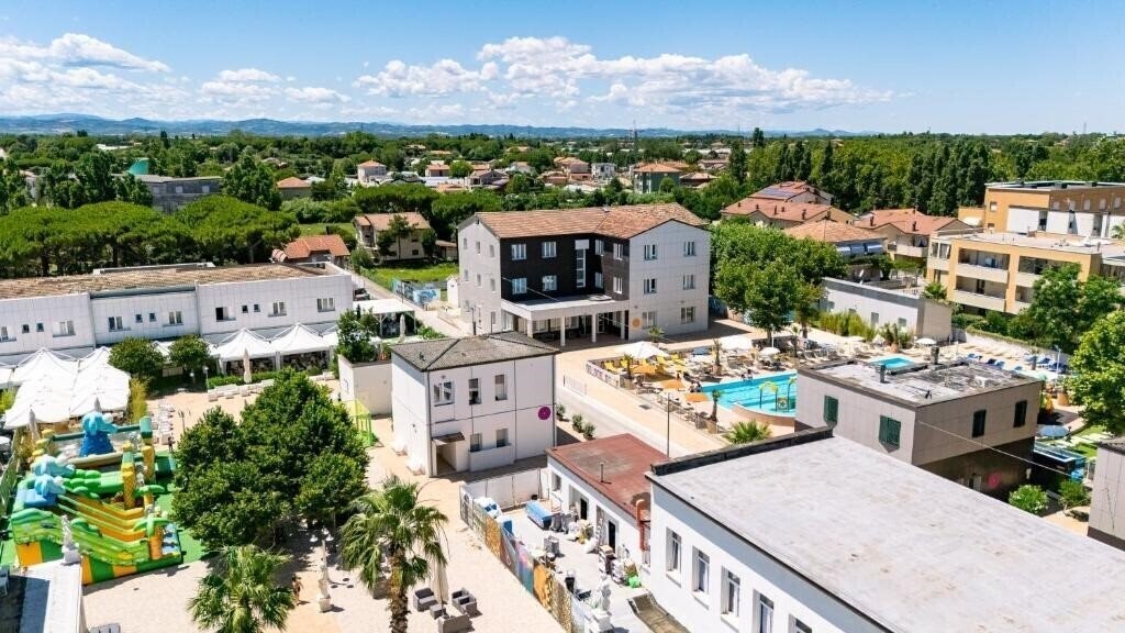 Отель Color Perla Village (Bellaria Igea Marina) 4*