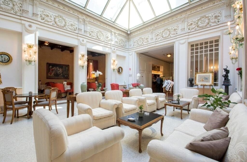 Отель Corona D Oro 1890 4*