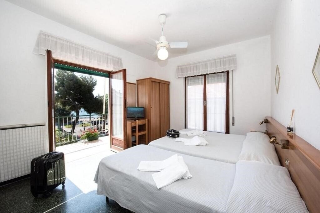 Фотография Hotel Tirreno Celle Ligure 2*