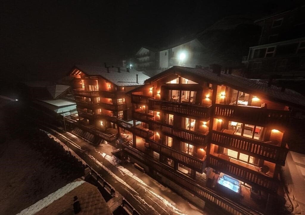 Готель La Cresta Chalet 4*