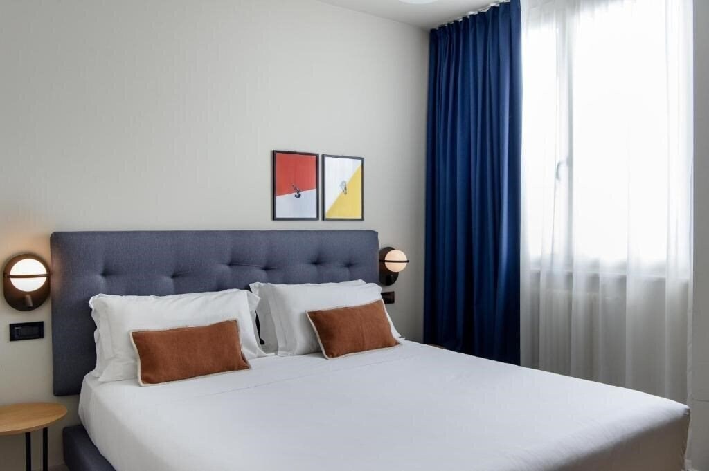 Отель The Poet Hotel 4*
