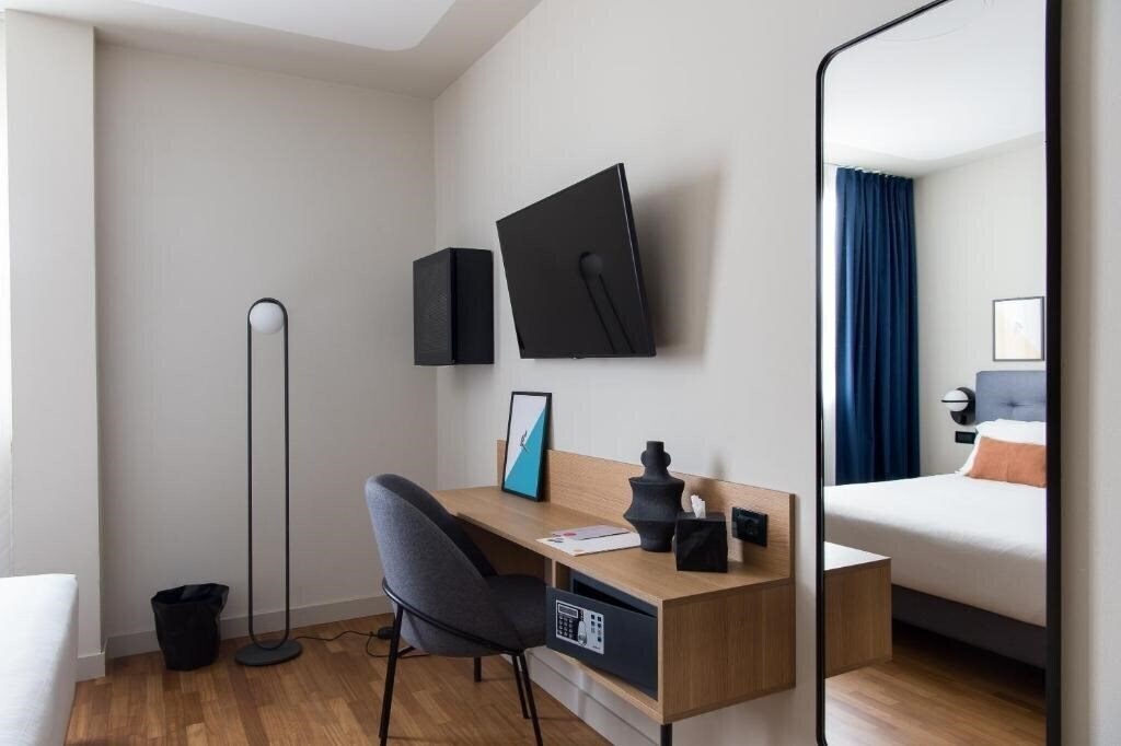 Фото The Poet Hotel 4*