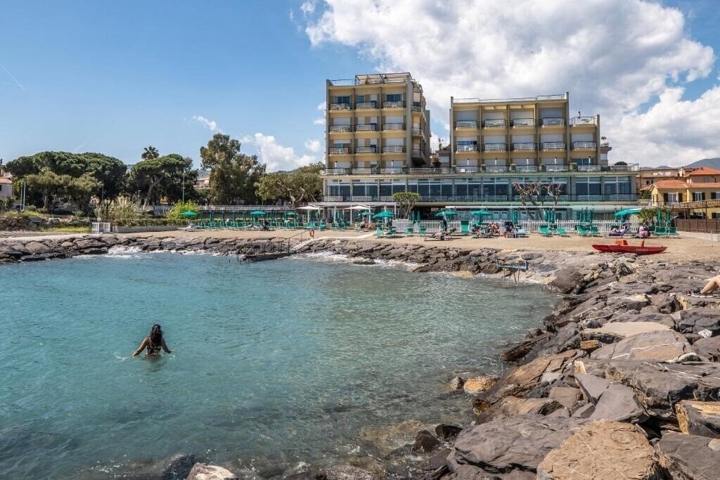 Готель Bellevue Et Mediterranee 4*