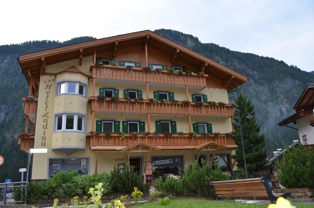 Отель Hotel Ladina 3*