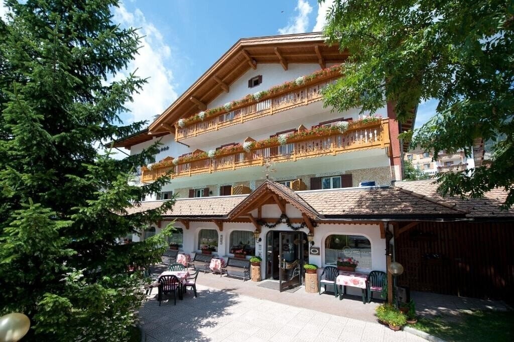 Отель Hotel Cristallo Vigo di Fassa 3*