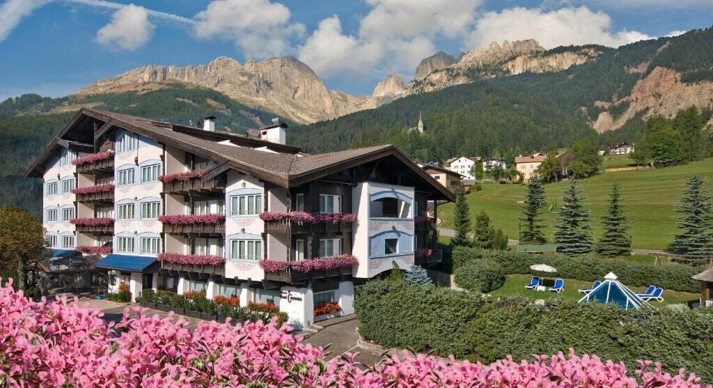 Готель Alpen Hotel Corona Vigo di Fassa 4*
