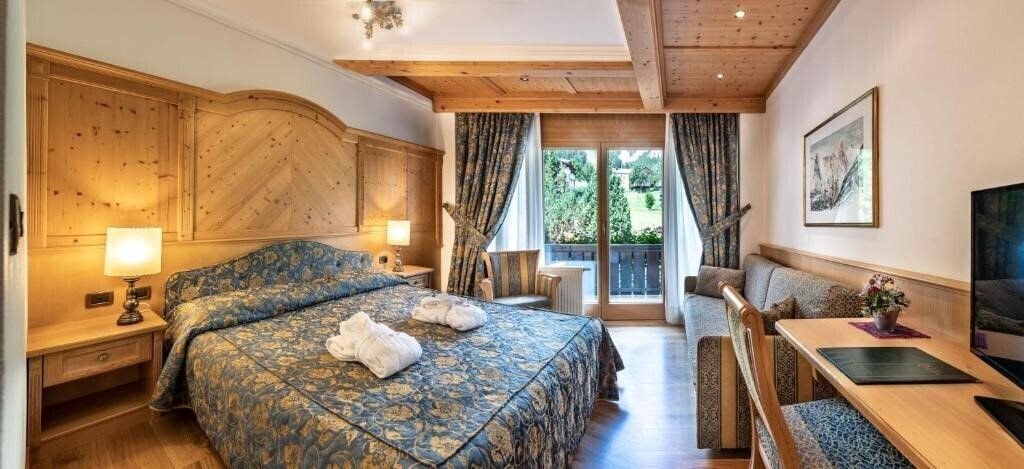 Фото Alpen Hotel Corona Vigo di Fassa 4*