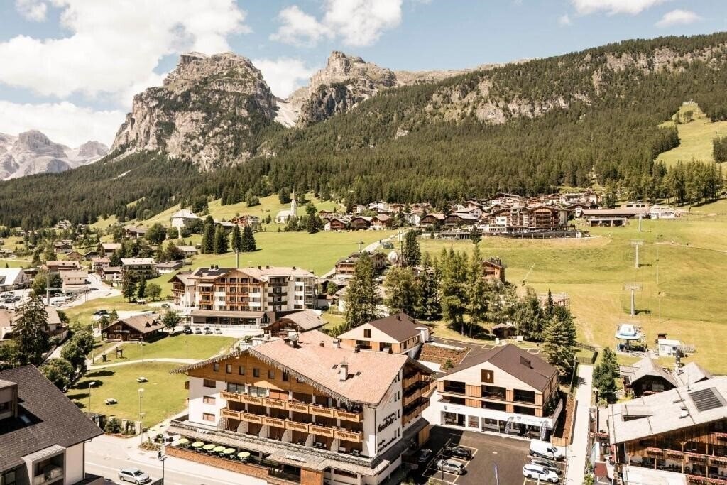 Отель Hotel Ladinia (Alta Badia) 3*