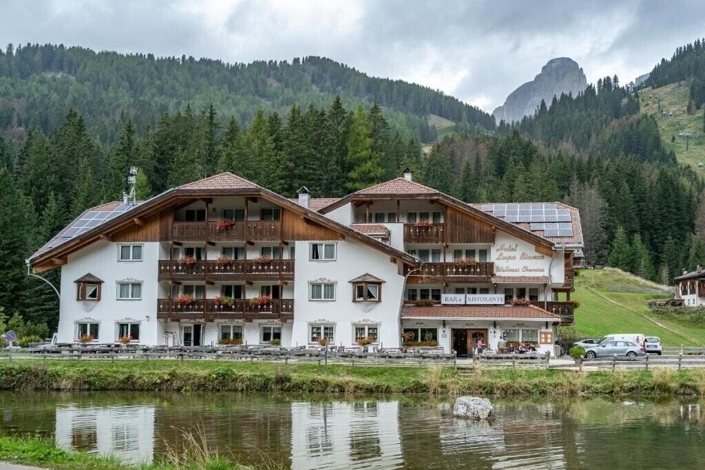 Отель Hotel Lupo Bianco Wellness & Walking 4*