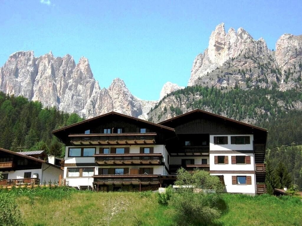 Отель Residence La Zondra 4*