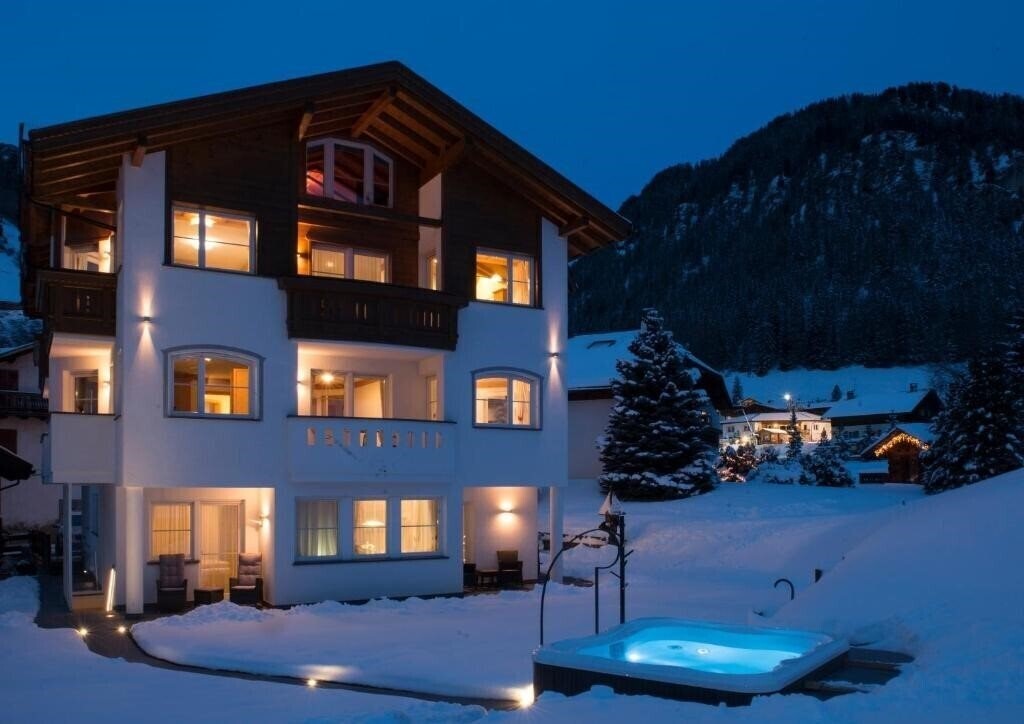 Готель Apartments Antines 4*