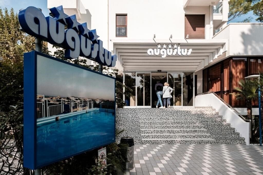 Отель Augustus (Riccione) 4*