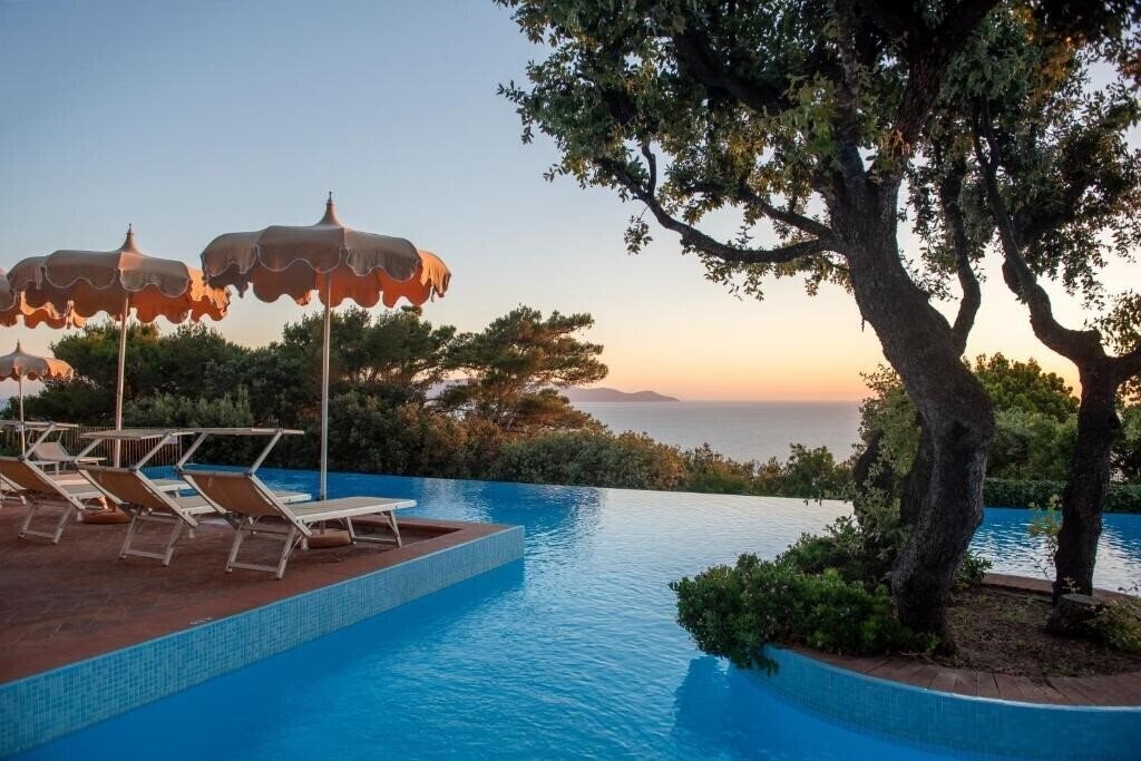 Готель Torre Di Cala Piccola 4*