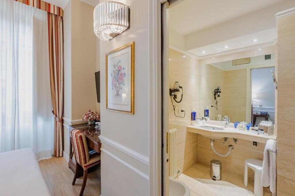 Отель Fh55 Calzaiuoli Hotel 4*