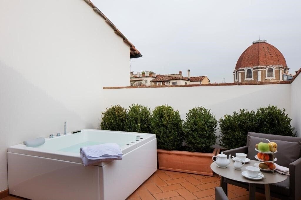 Фото The Frame Hotel 4*