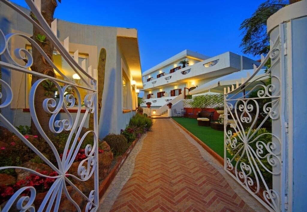 Отель Iris Hotel 3*