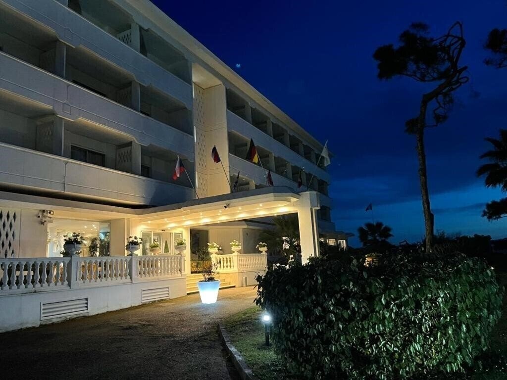 Отель Domizia Palace (Baia Domizia) 4*