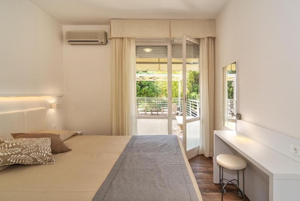 Фото Hotel Hermitage Marina di Massa 3*