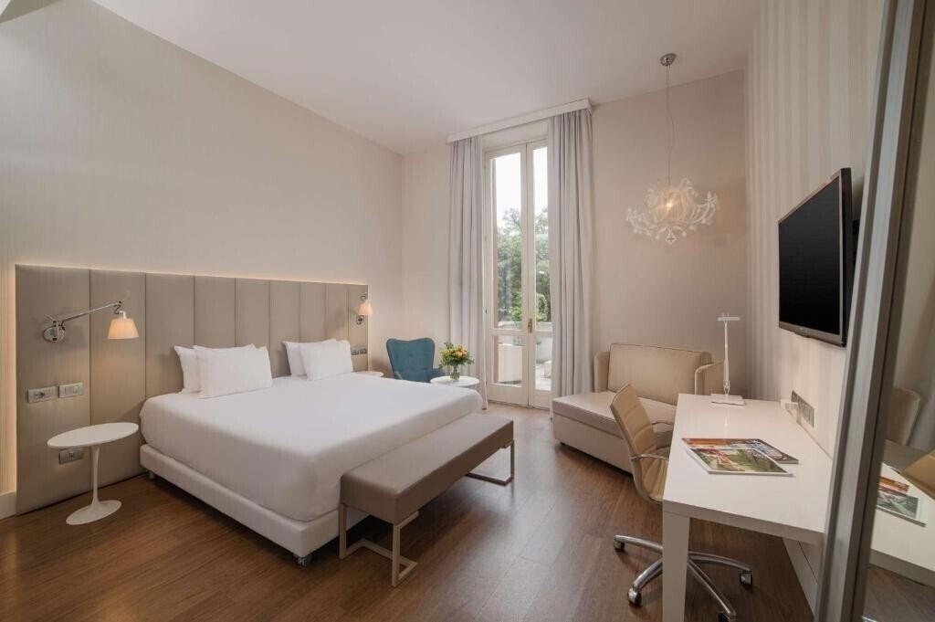 Отель NH Genova Centro 4*