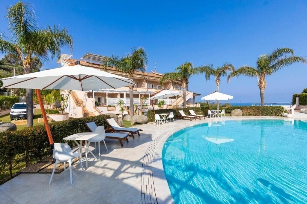 Готель L'Arcobaleno Resort 3*
