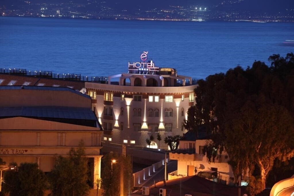 Готель E' Hotel (Reggio di Calabria) 4*