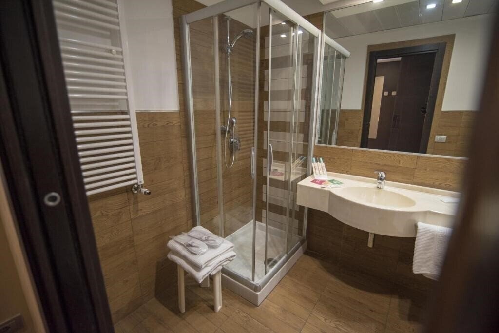 Фото E' Hotel (Reggio di Calabria) 4*