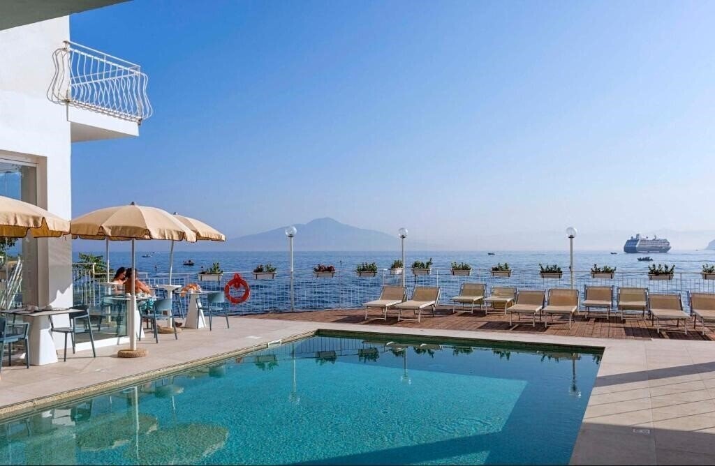 Готель Admiral Sorrento 4*