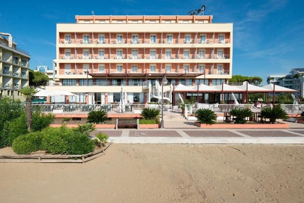 Отель Columbus Hotel Caorle 3*