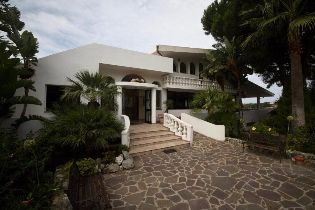 Отель Villaggio Pineta Petto Bianco 4*
