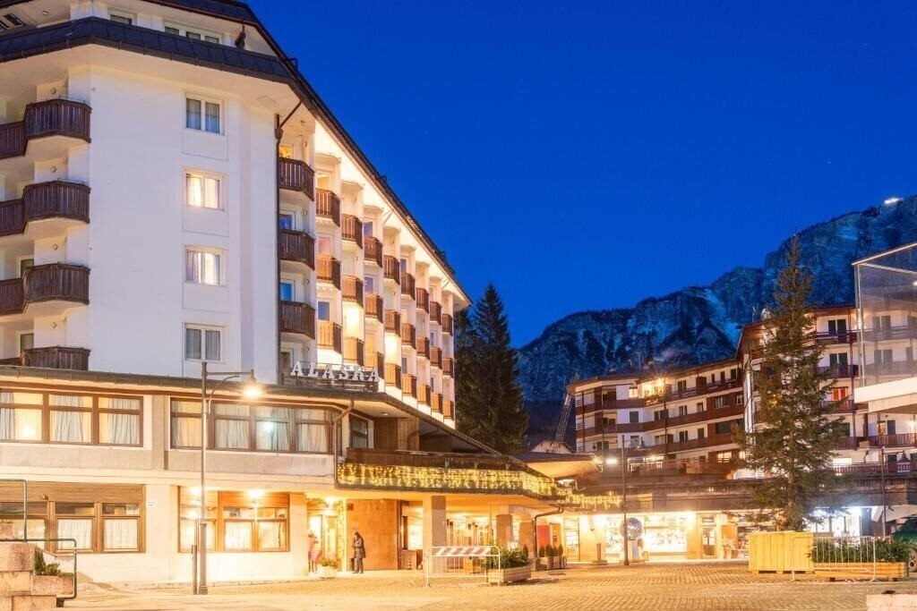 Готель Alaska Cortina 4*