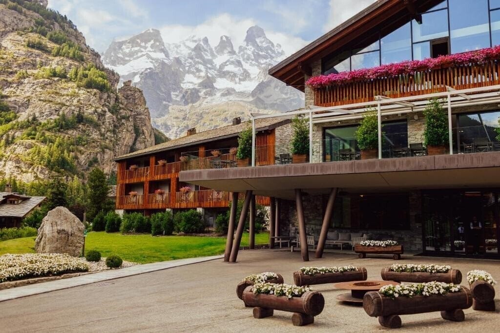 Готель Grand Hotel Courmayeur Mont Blanc by R Collection Hotels 5*