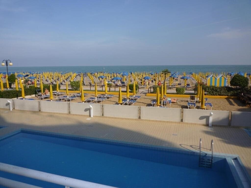Готель Apartments Semiramis 2*