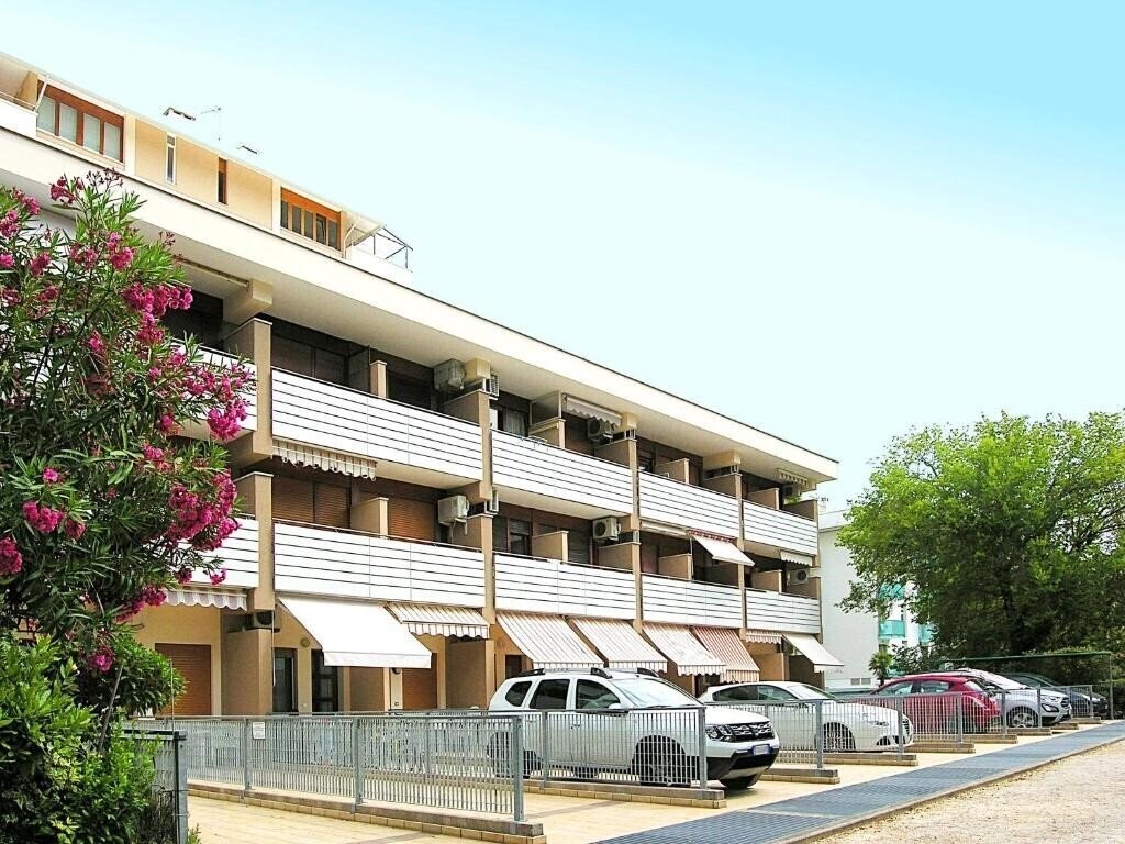 Готель Apartments Bristol (Bibione Spiaggia) 2*