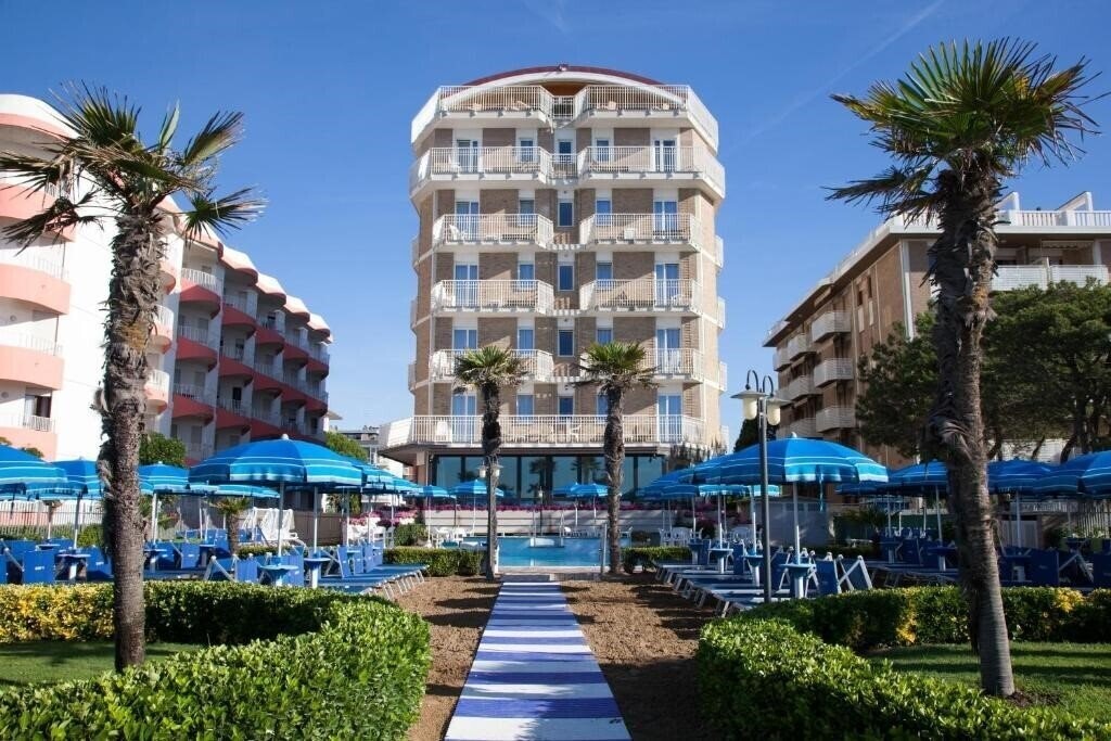 Готель Regent's Hotel 4*
