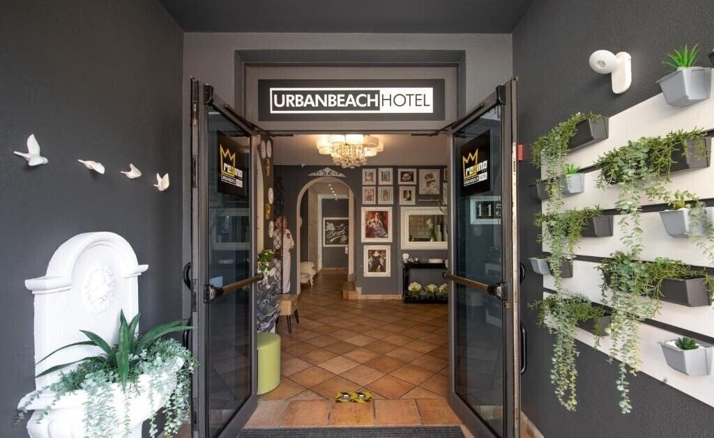 Готель Regina Urban Beach Hotel 3*
