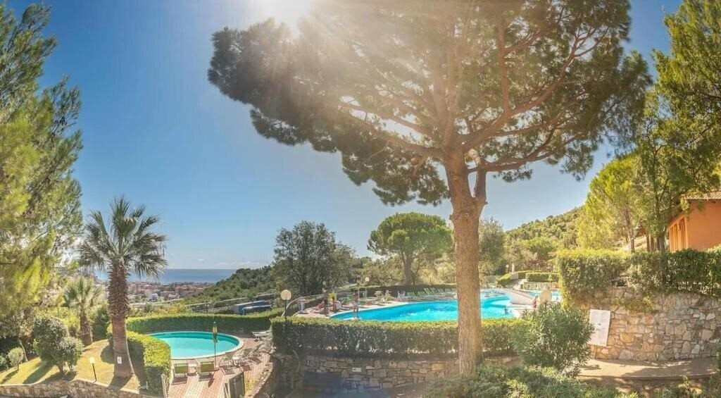 Готель Villaggio Colombo 3*