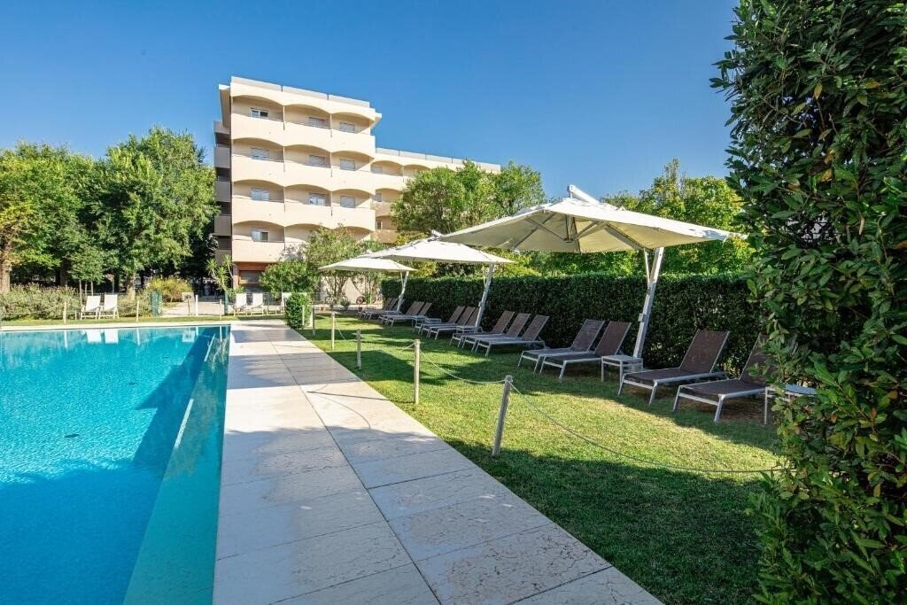 Готель La Pergola Hotel & Dependance (Lignano Sabbiadoro) 3*