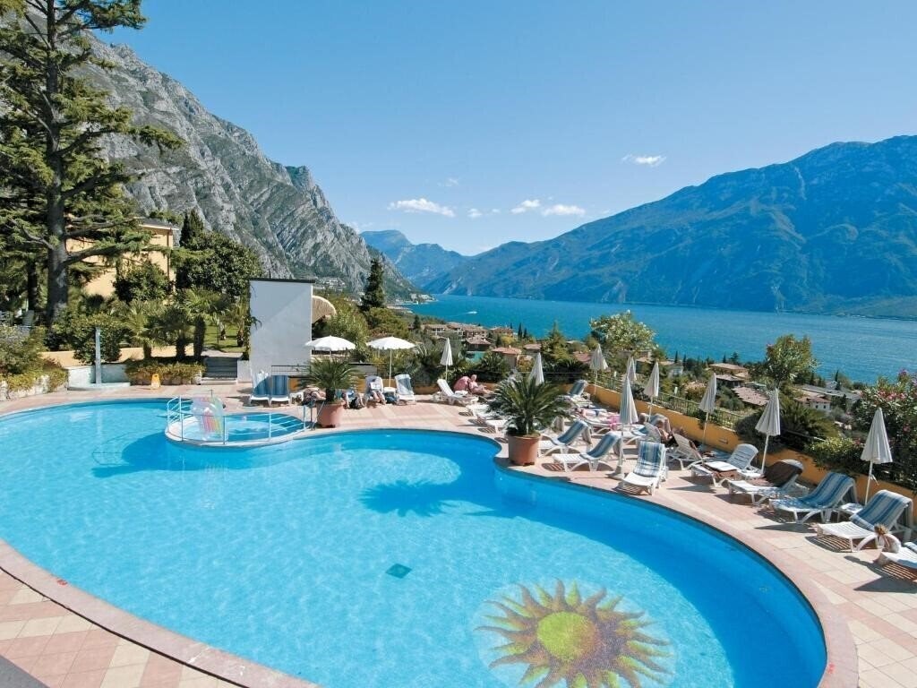 Отель San Pietro Hotel Limone sul Garda 4*