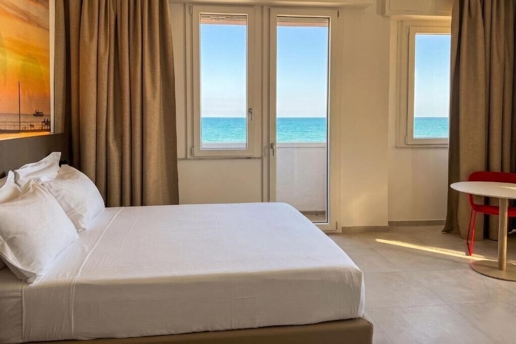Готель Des Bains Hotel (Pesaro) 3*