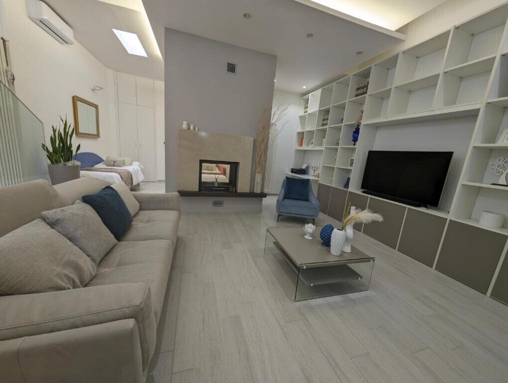 Готель Golden Suite Apartments 4*