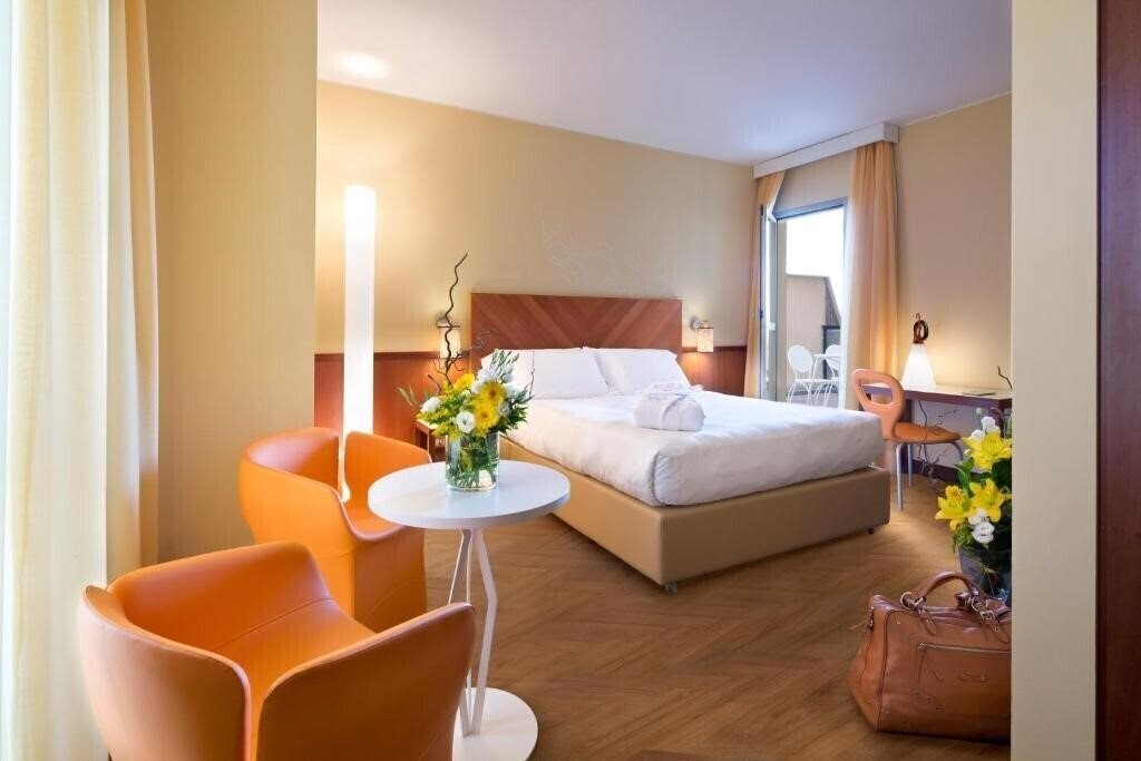 Фото Una Hotel Mediterraneo 4*