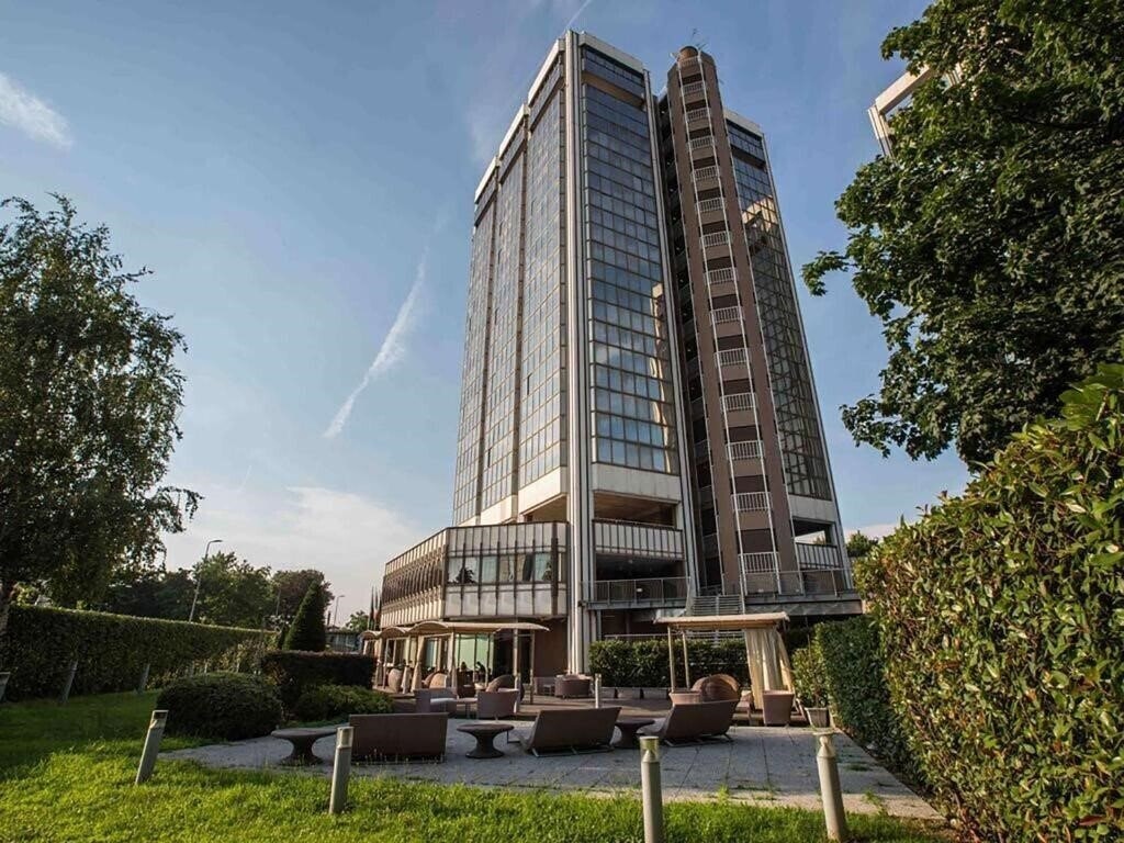 Отель Best Western Plus The Hub 4*