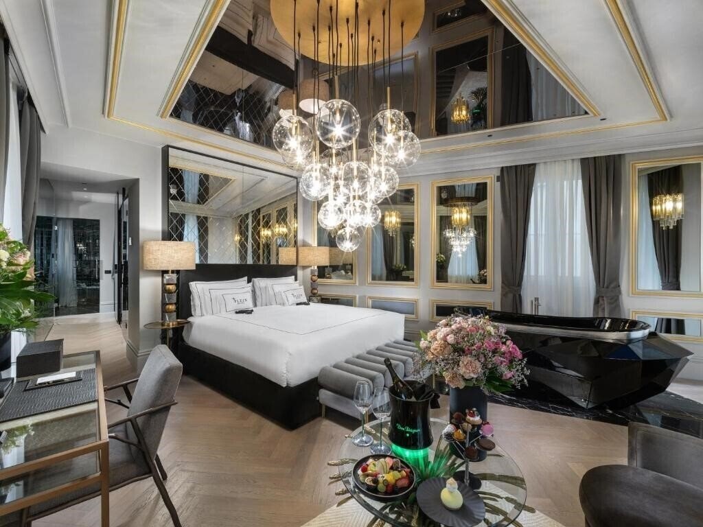 Отель The Plein Hotel 5*