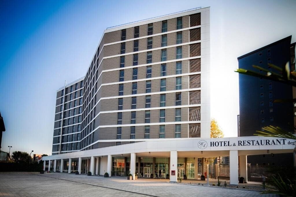 Готель Hotel Degli Arcimboldi 4*