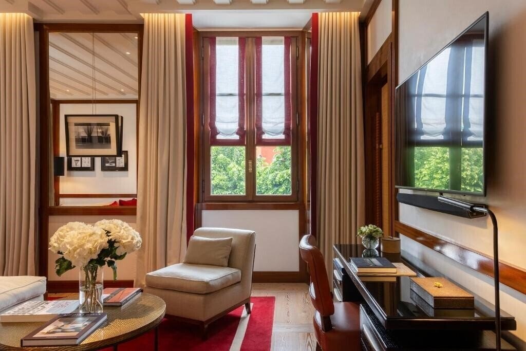 Готель Portrait Milano 5*