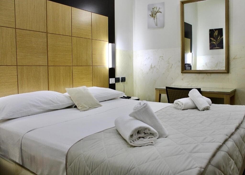 Отель Hotel Fiorella Milano 3*