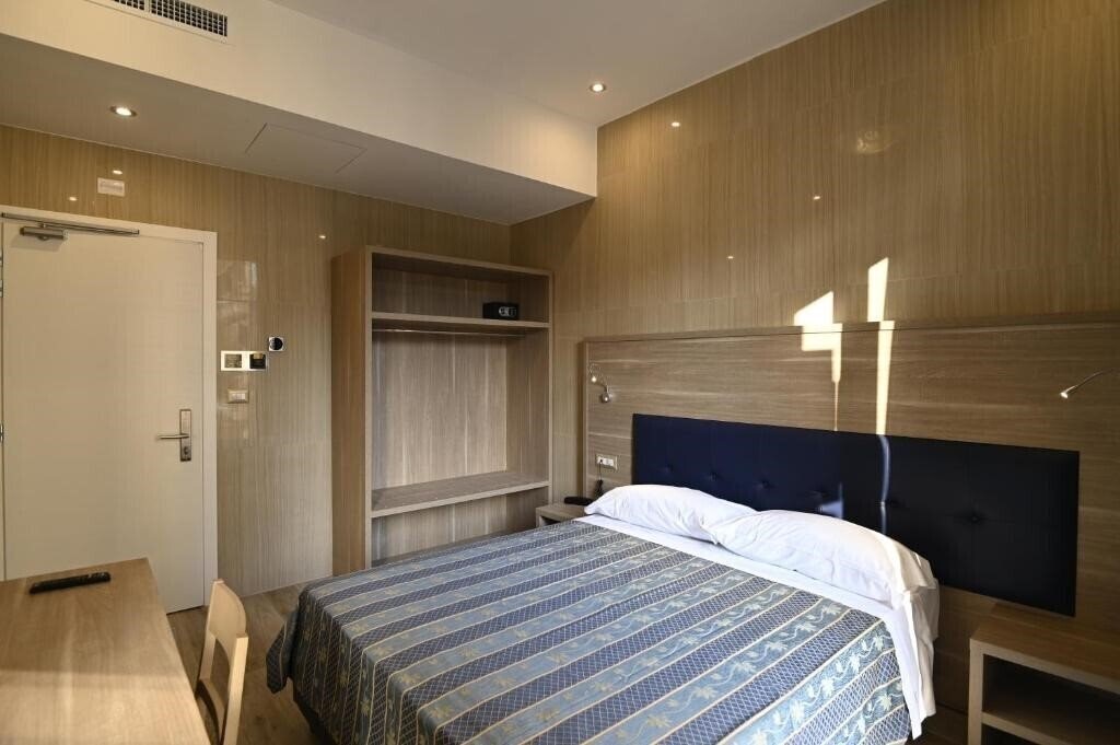 Фотографія Hotel Midway 3*
