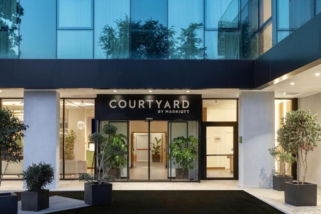Отель Courtyard by Marriott Milano Linate 4*