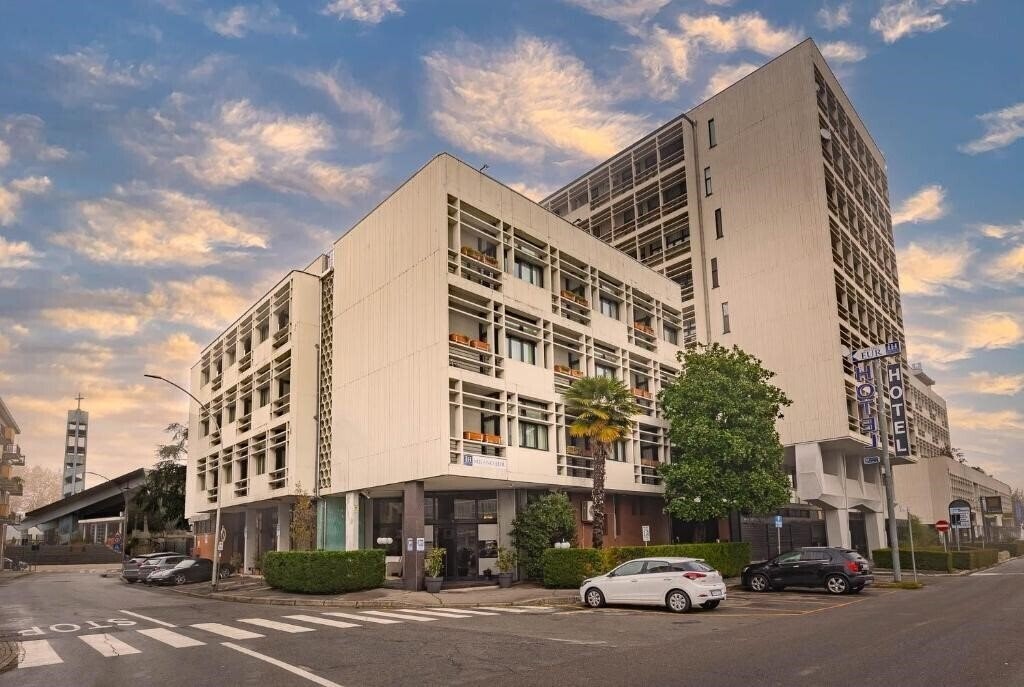 Отель Ih Hotels Milano Eur Trezzano Sul Naviglio 4*