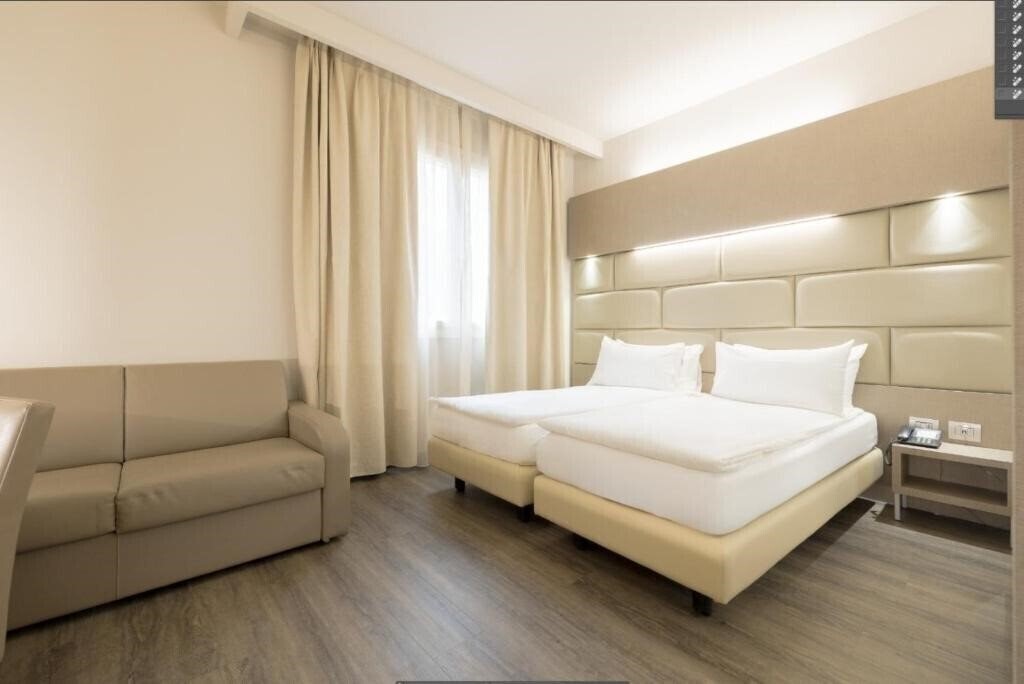 Готель Just Hotel Saronno 4*